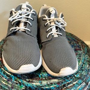 Men’s Nike athletic shoes, size 10 1/2 black and white